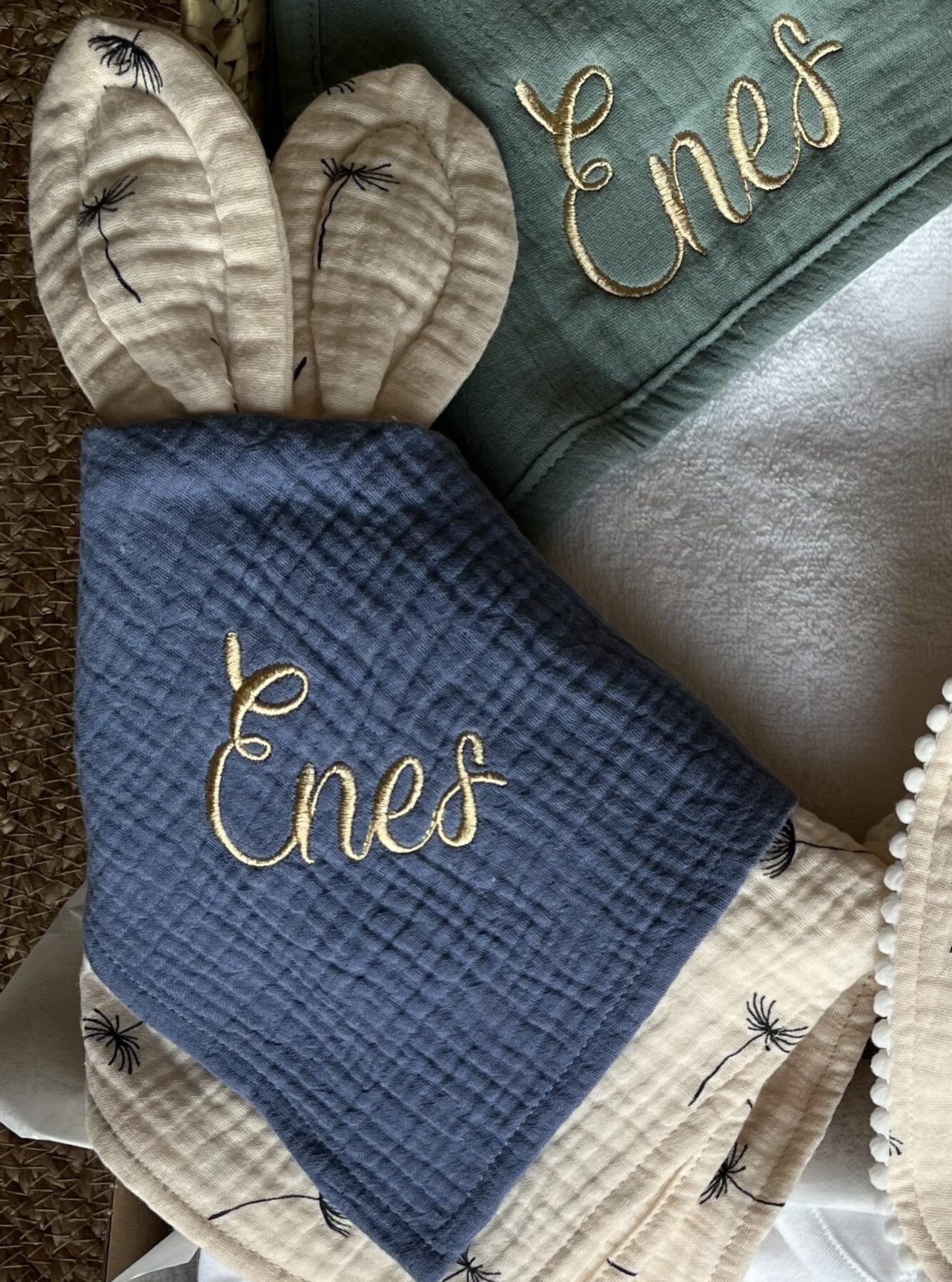 DOUDOU LAPIN EN GAZE DE COTON COLORE & A MOTIFS, SANS VISAGE – Image 2